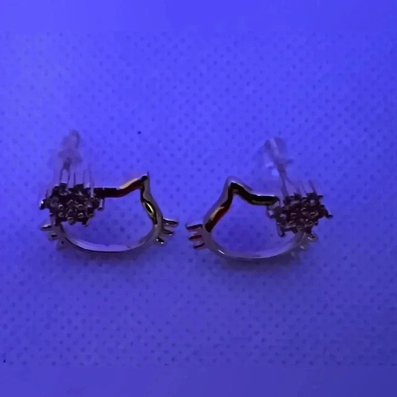 Hello Kitty | Kitty cat style post earrings. - Picture 7 of 7